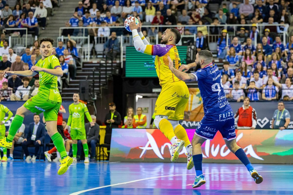 Dennis bloca el balón.