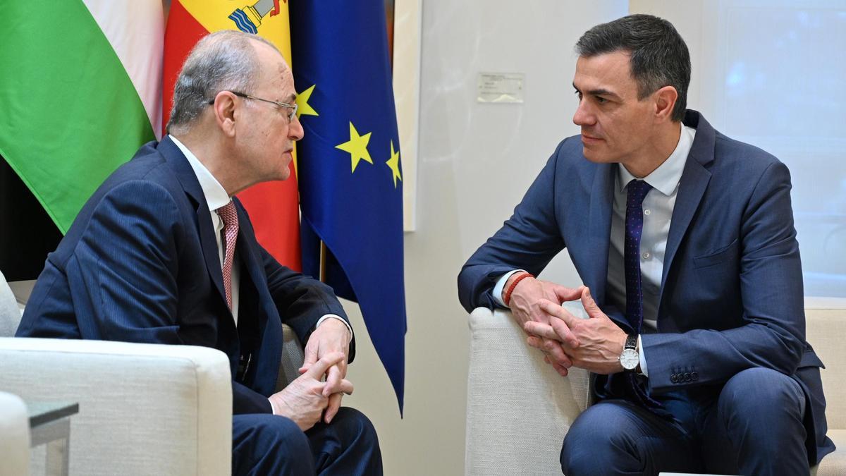 Pedro Sanchez con el primer ministro palestino Mohammad Mustafa en Madrid