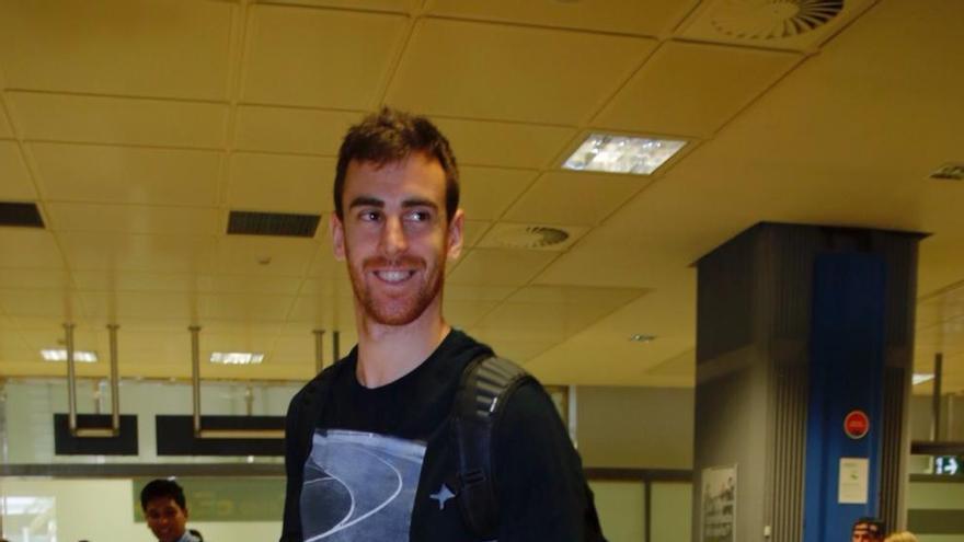 Víctor Claver a su llegada al aeropuerto de Manises