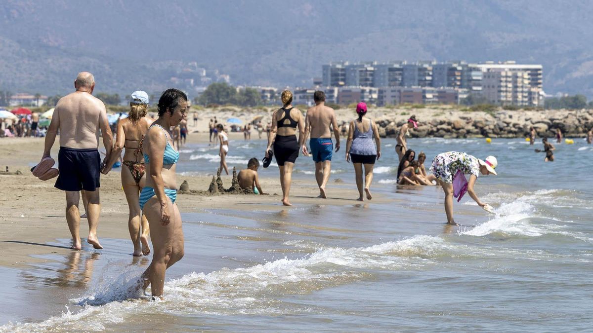 Los castellonenses disfrutan de la playa y los chiringuitos para combatir el calor