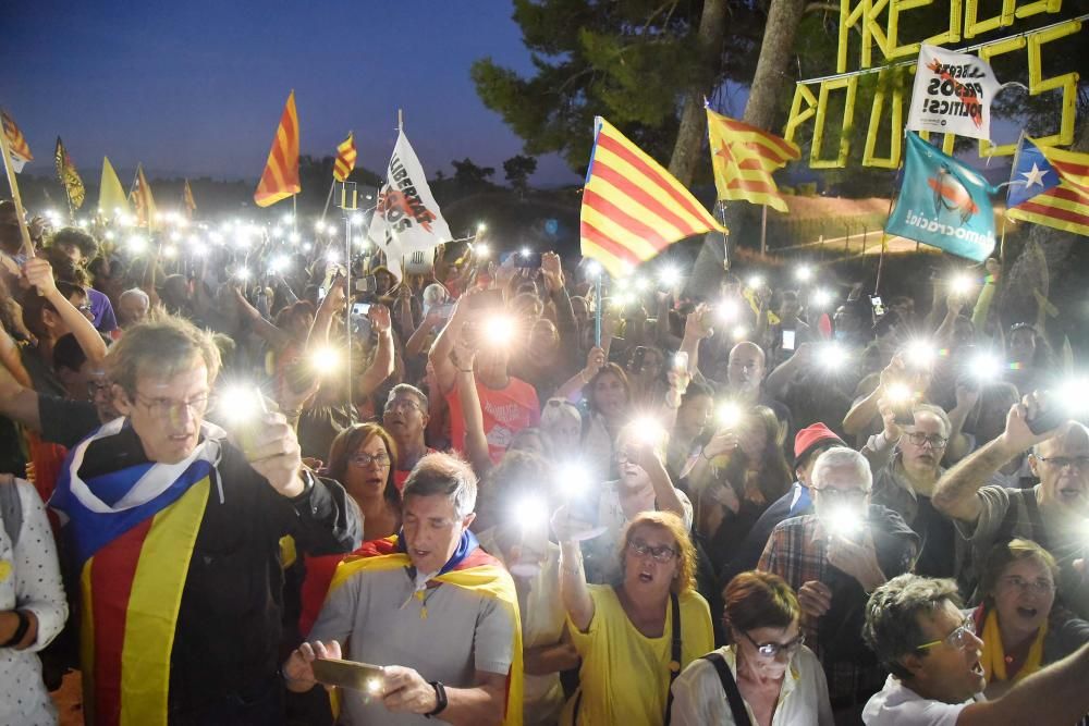 Una multitud omple Lledoners com mai en la vigília de 1-O