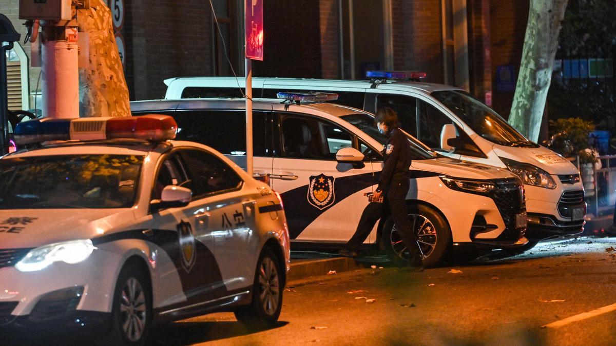 Coches de policía en Shanghái para desactivar las protestas contra la política de cero covid, este lunes.