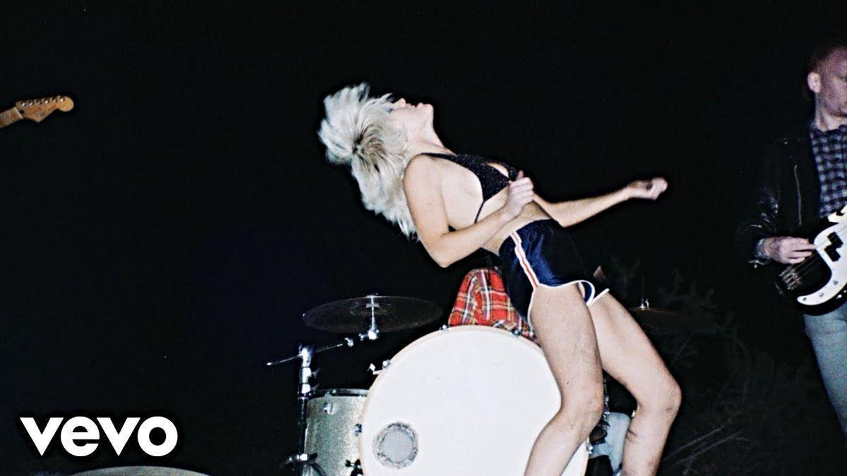 Amyl and The Sniffers en una foto de un video.