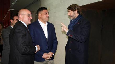 El presidente del Real Valladolid, Ronaldo Nazario, junto al presidente de la Diputación de Valladolid, Jesús Julio Carnero