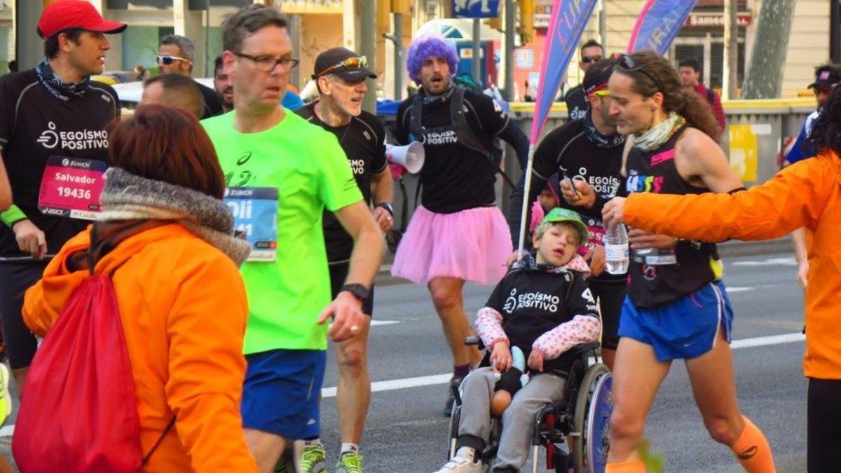 Participantes en el maratón en la Gran Via.