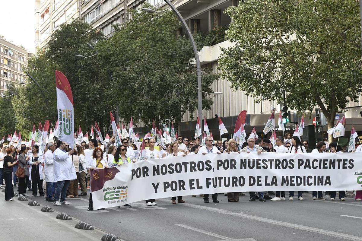 Las imágenes de la protesta de médicos contra el Estatuto Marco este miércoles en Murcia