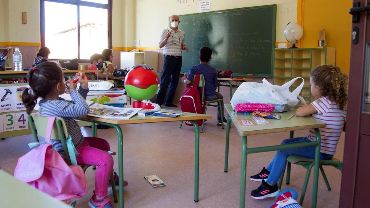 Una escuela rural, durante la época del covid, en una imagen de archivo.