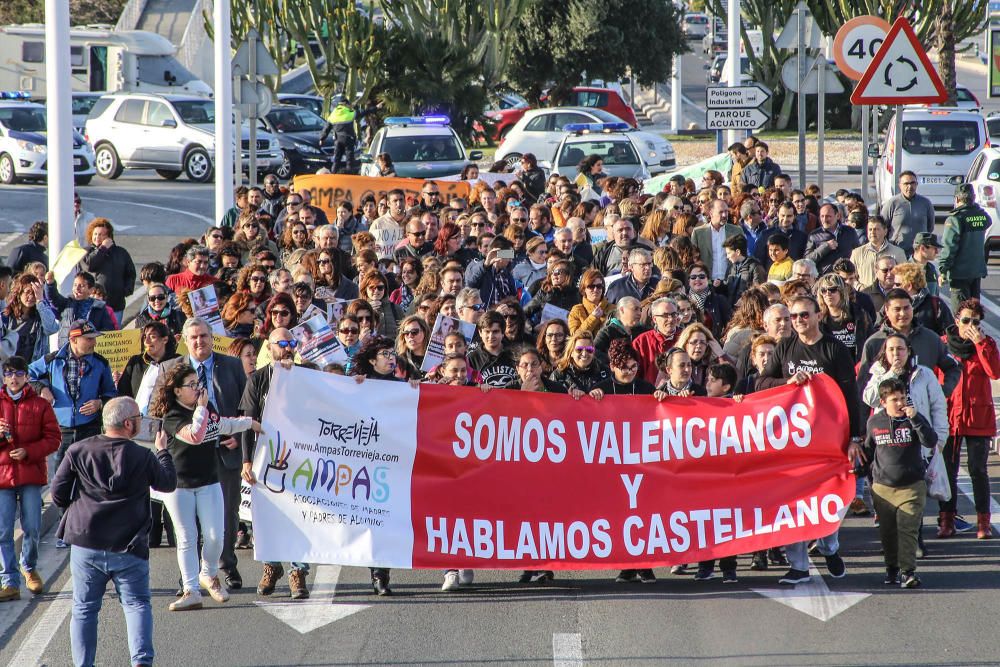 Docenas de padres secundan la protesta contra el decreto de Marzà del modelo educativo en Torrevieja y reclaman su derogación en una prortesta que ha recorrido las calles de la ciudad