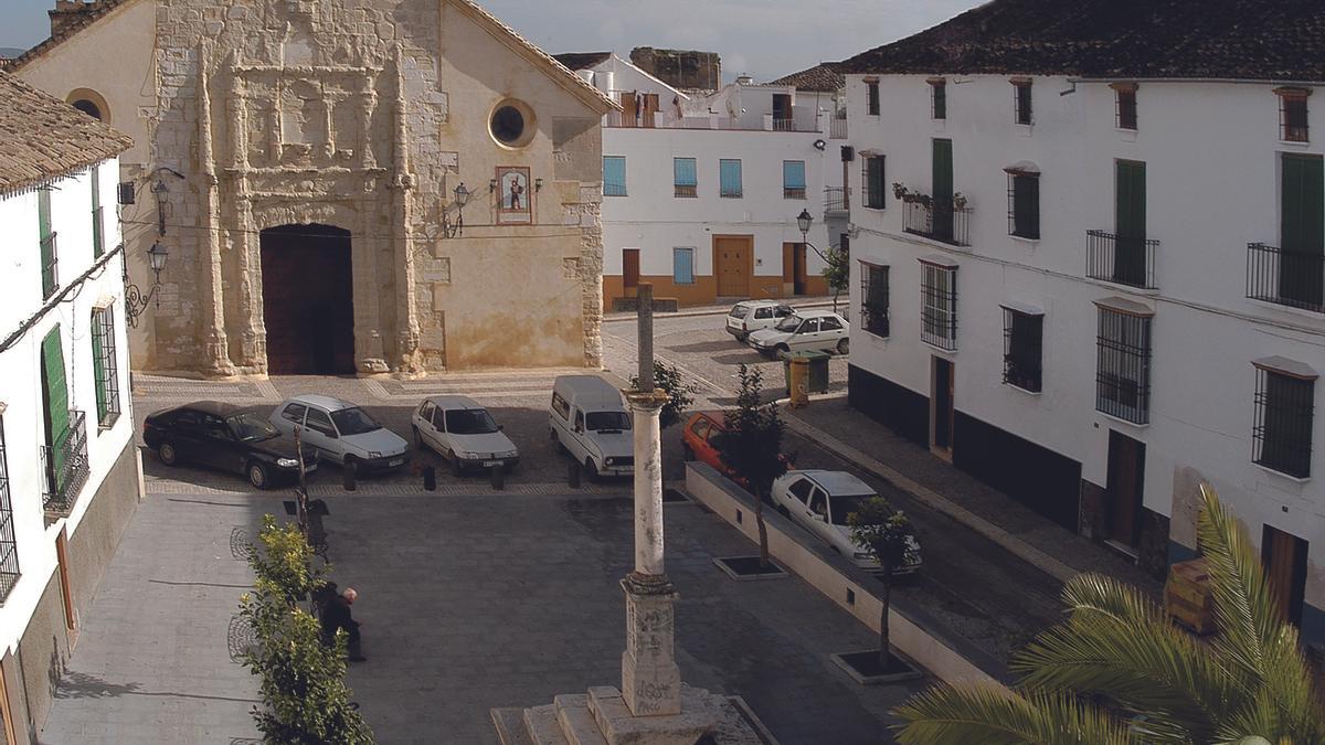 PLAZA DE LA IGLESIA DE LA ASUNCIÓN DE CASTRO DEL RÍO, EN UNA IMAGEN AÉREA.