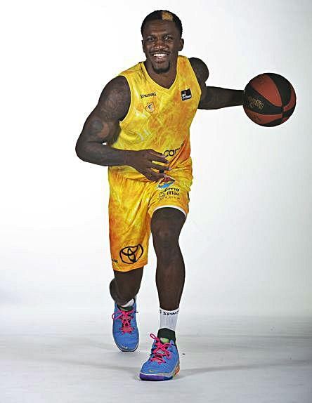 Dylan Ennis /Escolta