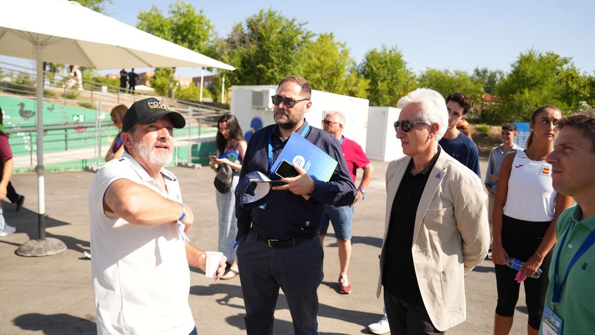 Finuco Martínez, CEO de B3, junto a Armando Huerta, director de El Periódico de España, y Jesús Tortosa, concejal de Deportes del Ayuntamiento de Alcobendas.