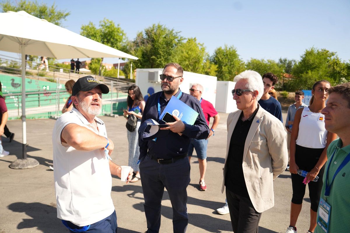 Finuco Martínez, CEO de B3, junto a Armando Huerta, director de El Periódico de España, y Jesús Tortosa, concejal de Deportes del Ayuntamiento de Alcobendas.