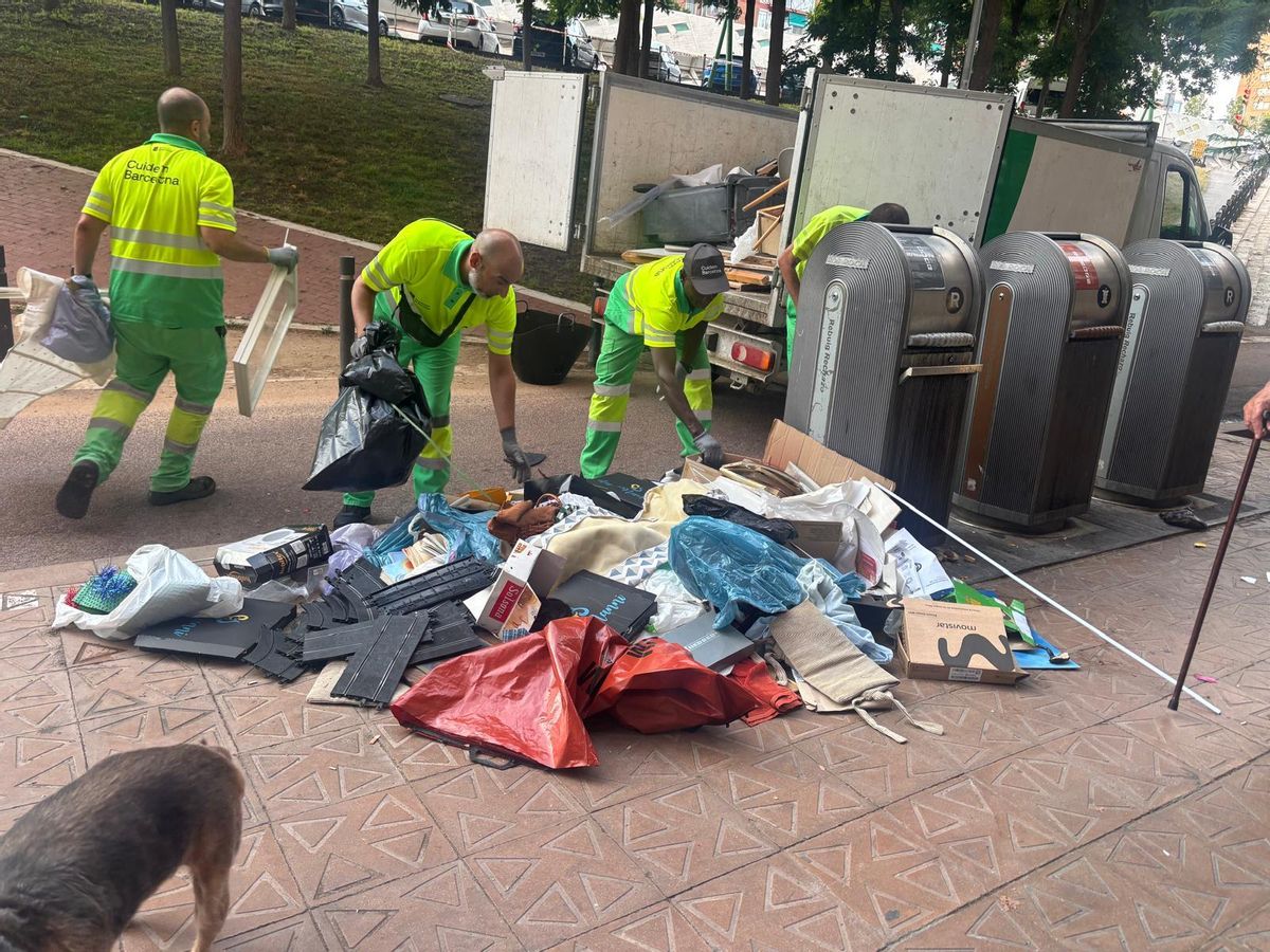 Trabajadores de limpieza retiran desechos arrojados fuera de unos buzones atascados de la recogida neumática, en Barcelona.