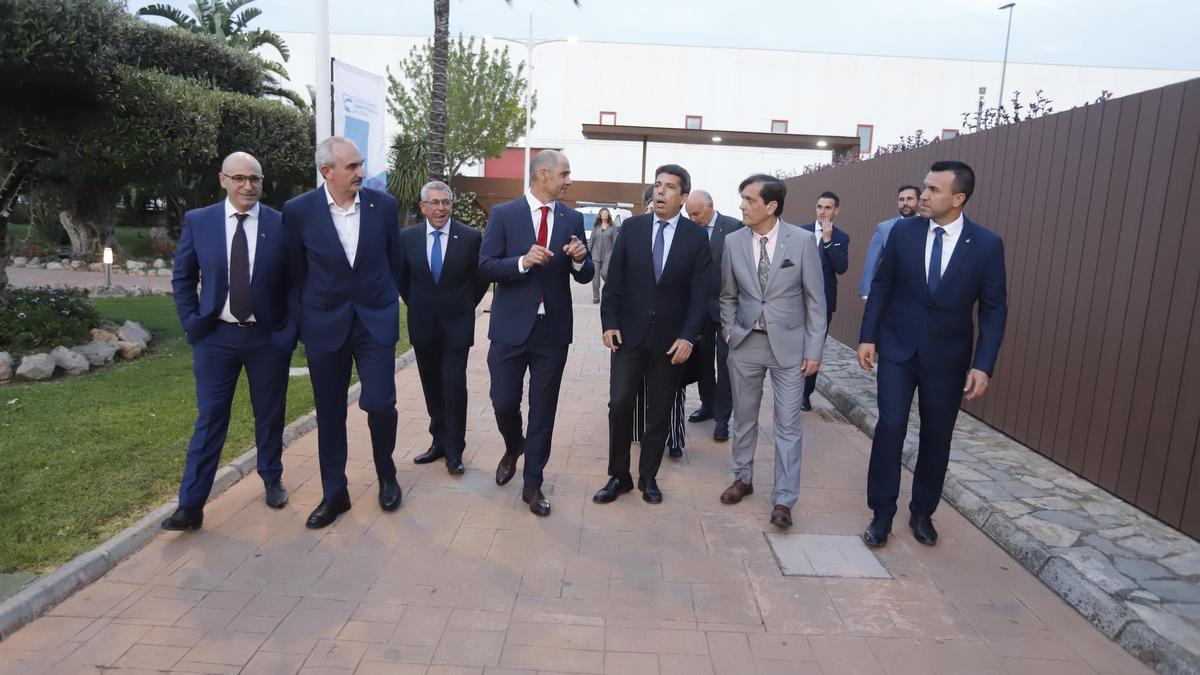 El presidente de la Generalitat y el de la diputación junto al alcalde y otras autoridades.
