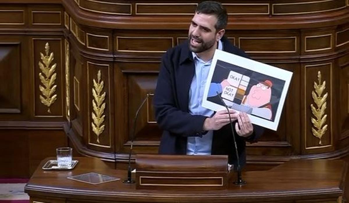 Víctor Camino muestra un meme de Padre de Familia en el Congreso.