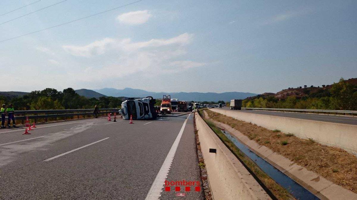 Un camió bolca i vessa 16 tones de greix animal a l'AP-7 a Biure