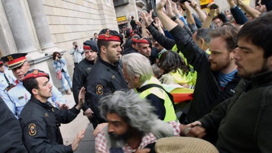 Enfrentamientos entre manifestantes y &#039;mossos&#039; infiltrados en Barcelona