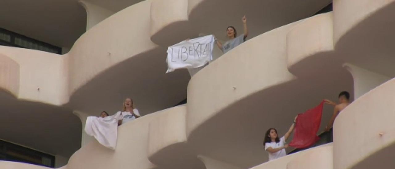 Protestas de los estudiantes alojados en el hotel covid de Palma.