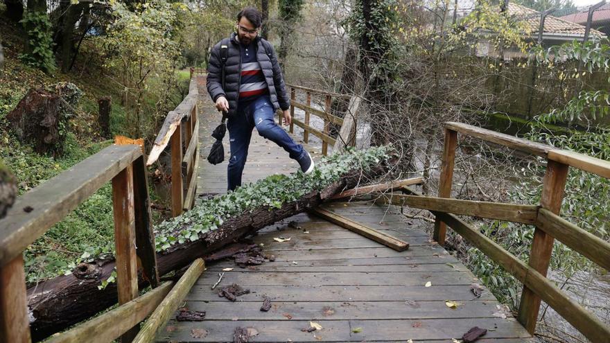 Os Gafos desborda en Tomeza por tercera vez en dos meses y la lluvia causa inundaciones