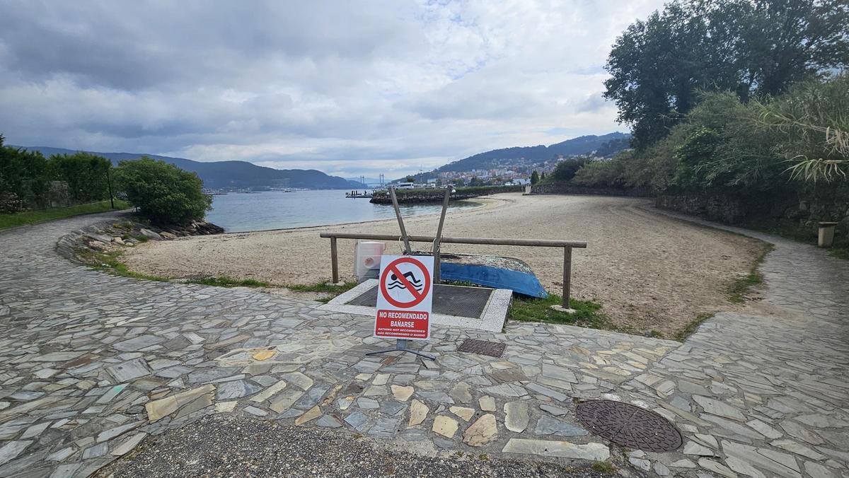 Cartel que desaconseja el baño en la playa de O Mende de Vigo, galardonada en 2025 con la bandera azul.