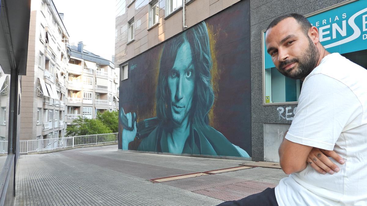 Mon Devane, en el barrio de O Couto, junto a la obra dedicada a &quot;Zarco&quot;.