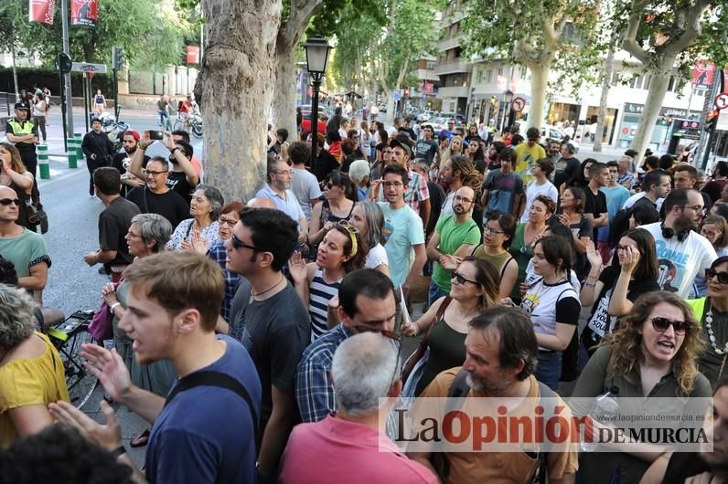 Concentración LGTBI en protesta por la manifestación neonazi del sábado