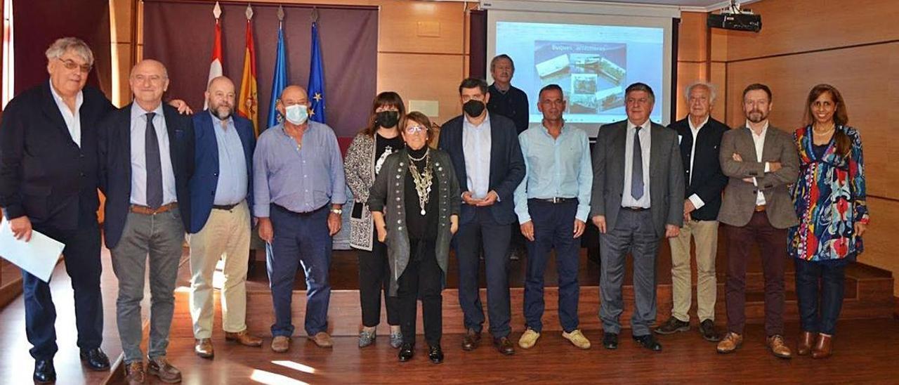 Foto de familia de los asistentes a la jornada, ayer, en Candás. | B. G.