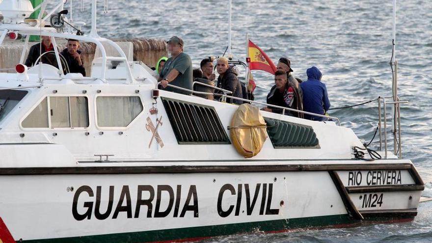 Interceptan una patera con 12 ocupantes en aguas de Cartagena