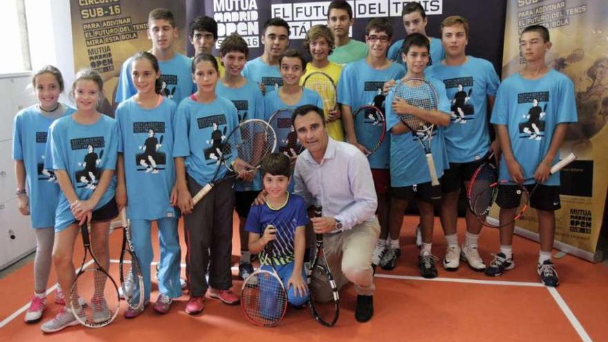 Berasategui, con jóvenes jugadores del Club de Campo, en una pequeña cancha montada en el Marco.