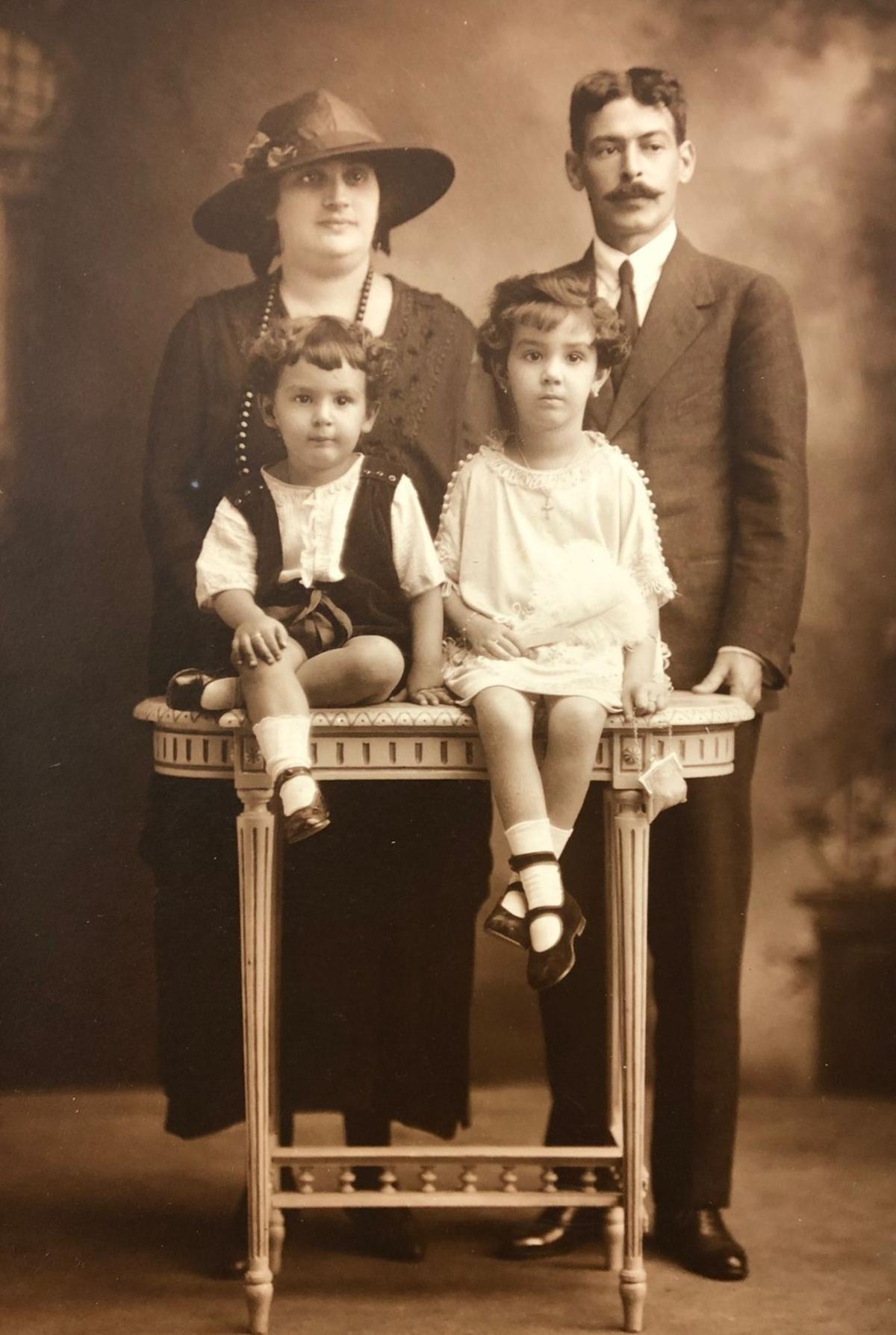 Benito Valdés y Laura Perera junto a sus hijos.