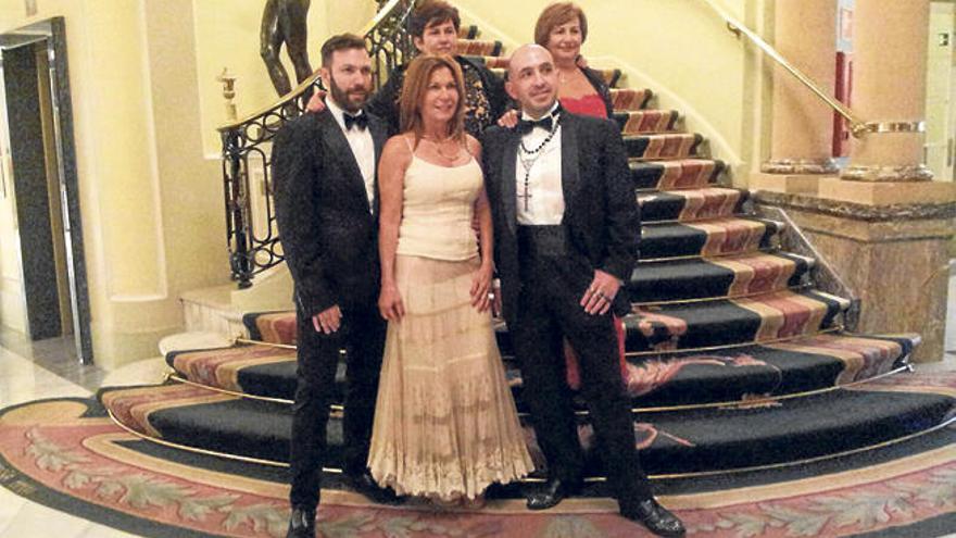 Miquel Martí con Piluca Bayarri, Toñi y Lali Riera y Tony Bonet, ayer en Madrid para la gala.