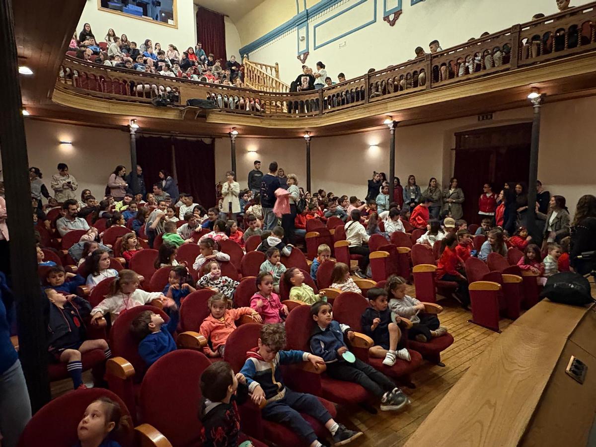 Escolares en el teatro Toreno antes de la función.