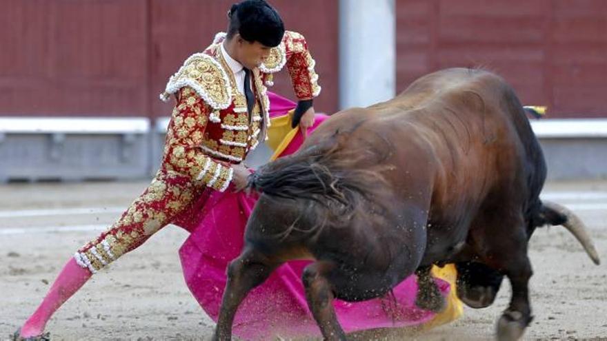 El diestro Jose Mari Manzanares ayer con su segundo en la Feria de San Isidro