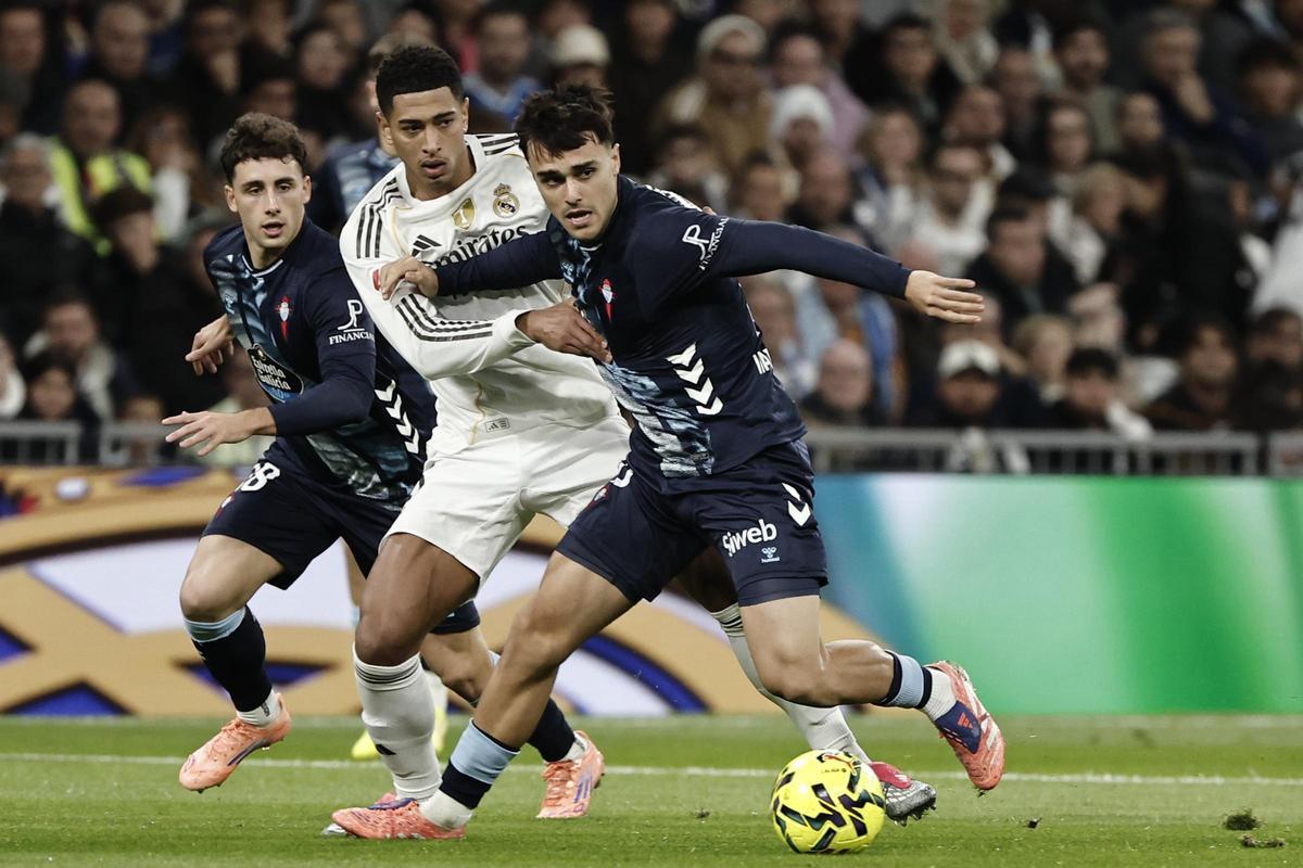 Miguel Román protege el balón ante Bellingham en la última visita del Celta al Bernabéu.