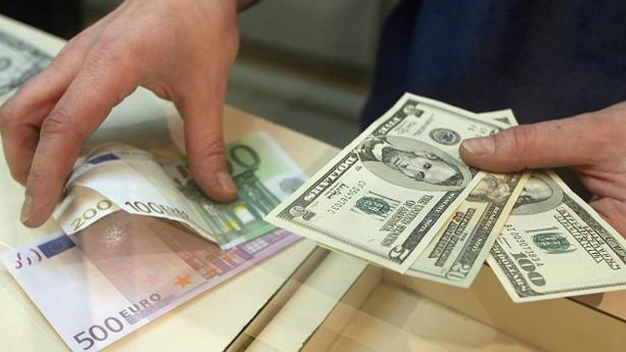 El euro cae a mínimos de 13 años frente al dólar y se aproxima a la paridad