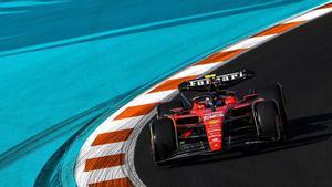 Carlos Sainz, al volante del Ferrari, durante los ensayos libres en Miami