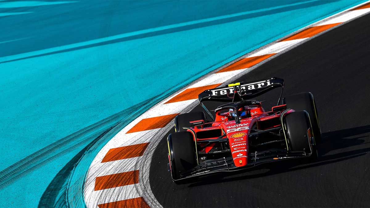 Carlos Sainz, al volante del Ferrari, durante los ensayos libres en Miami