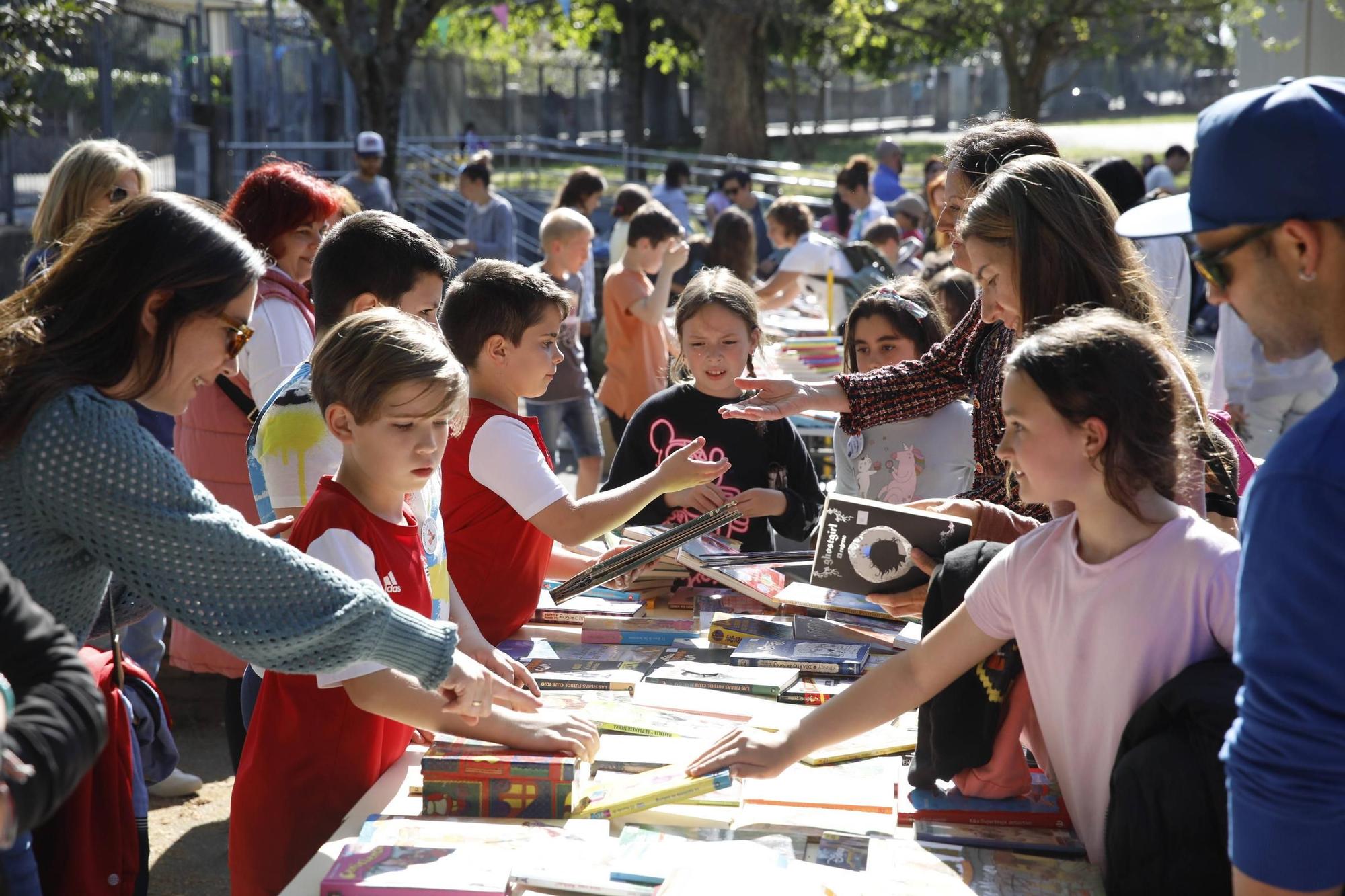 En imágenes: El colegio Jacinto Benavente disfruta de su primera feria del libro