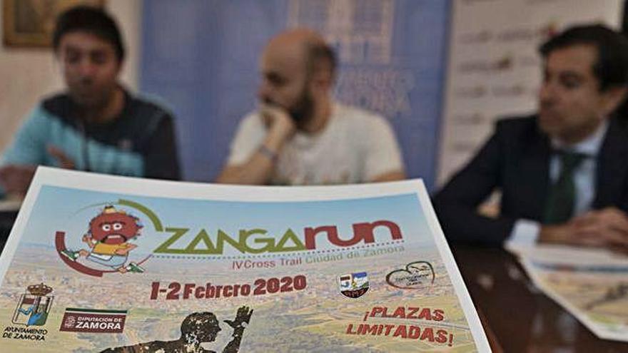 Raúl Vara, Manuel Alonso e Ignacio García conversan entre ellos tras el cartel del Zangarun.