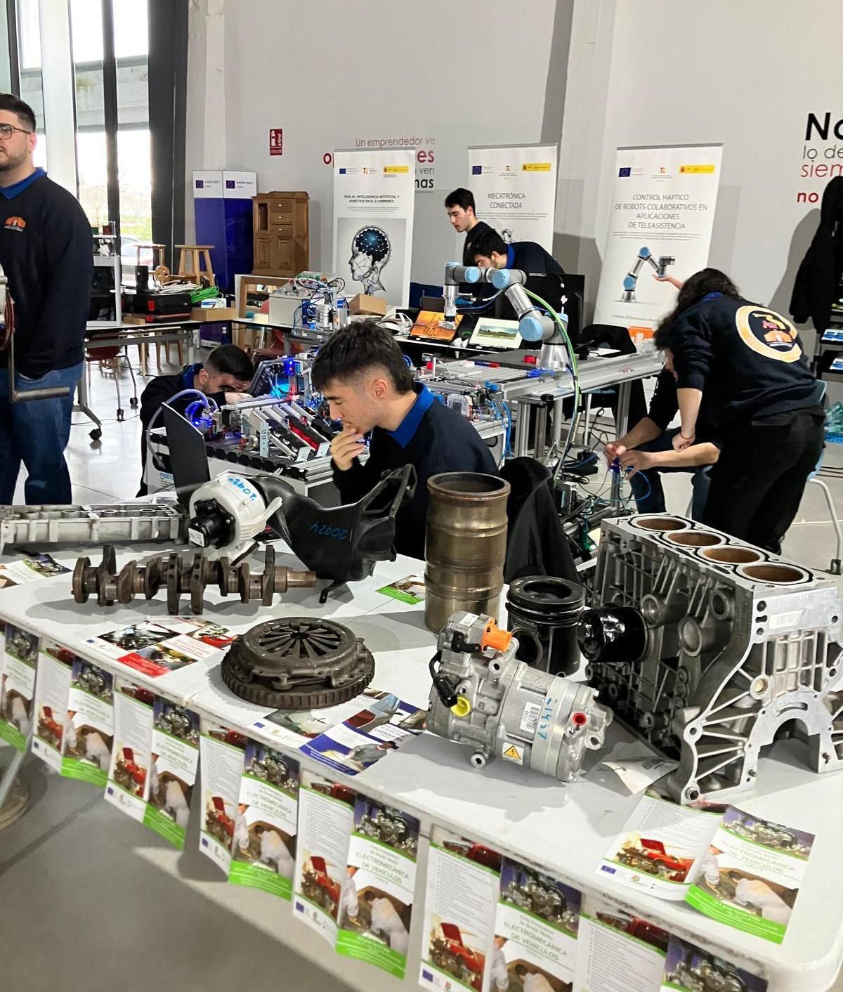 Alumnado de electrónica y robótica colaborativa.
