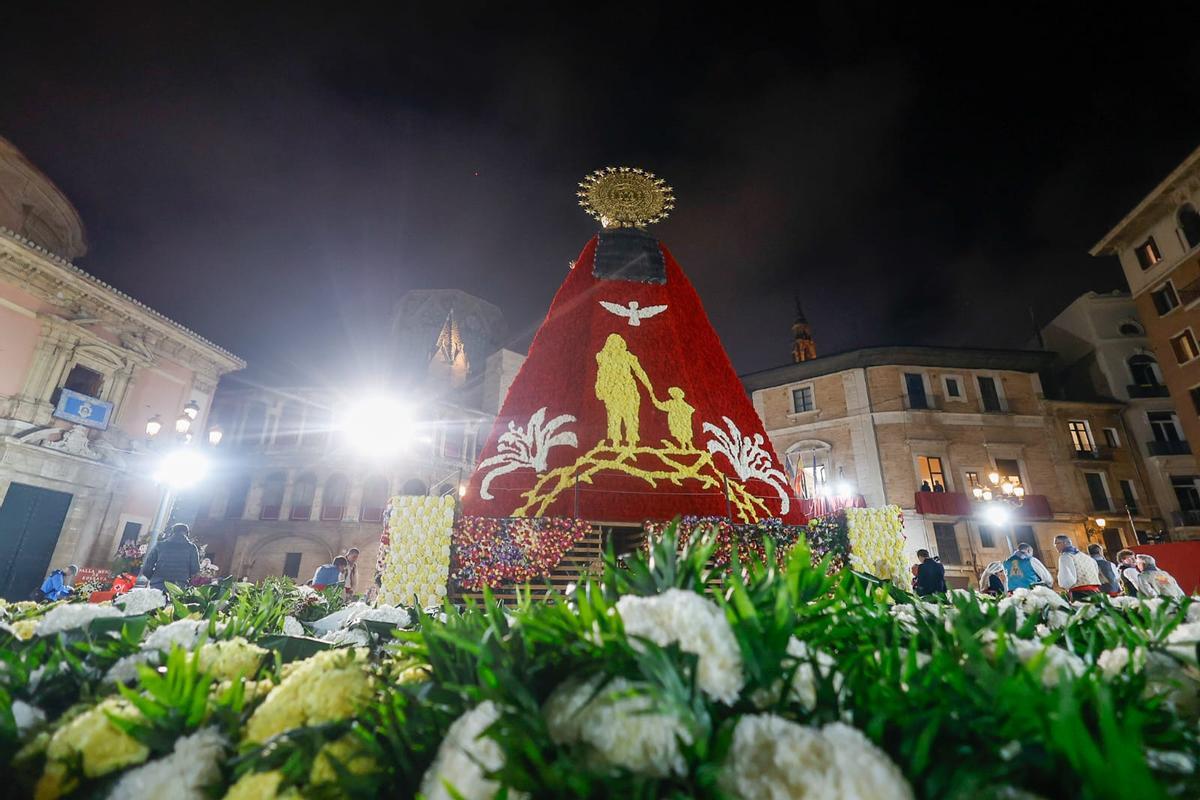 El manto de la Virgen ya luce su mensaje contra la violencia
