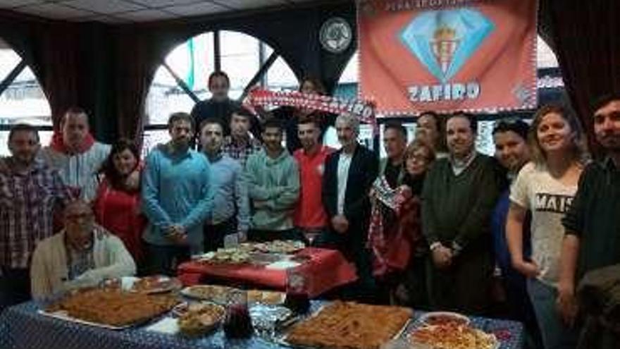 La peña Zafiro, durante la celebración de aniversario.