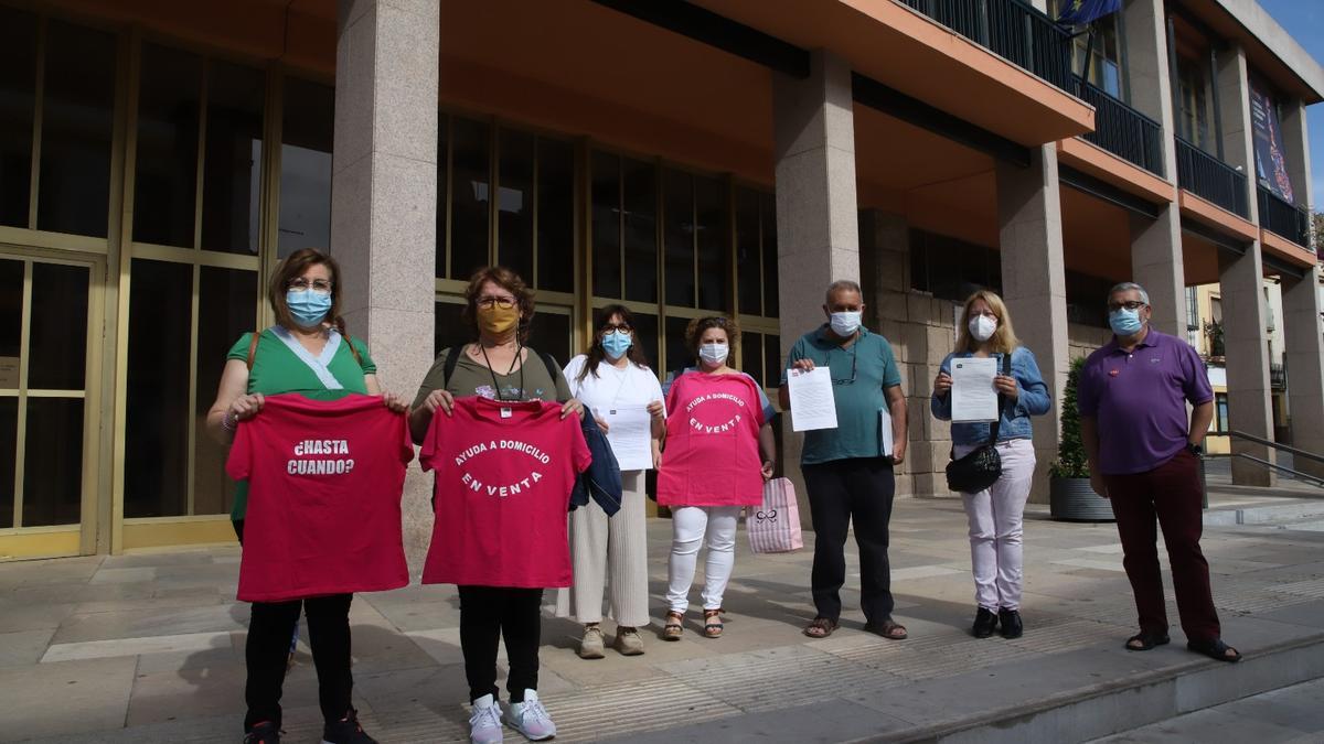 Concentración de trabajadoras de la ayuda a domicilio en Córdoba, frente al Ayuntmiento.