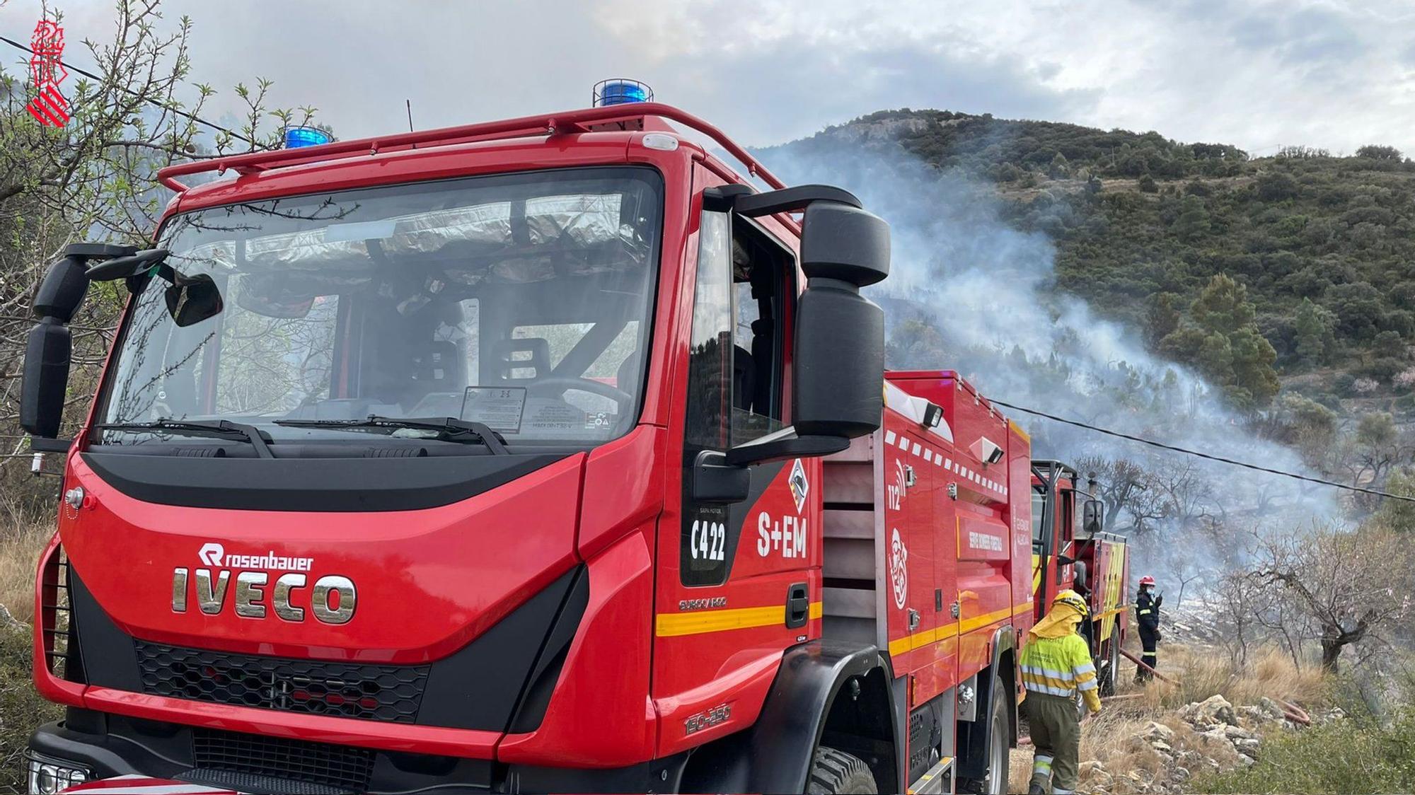 Efectivos aéreos y medios terrestres tratan de sofocar un incendio en la Serra d'en Galceran