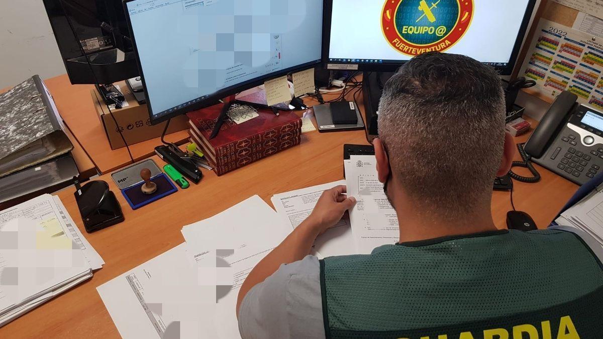 Un agente del equipo de ciberdelincuencia de la Guardia Civil en una imagen de archivo.