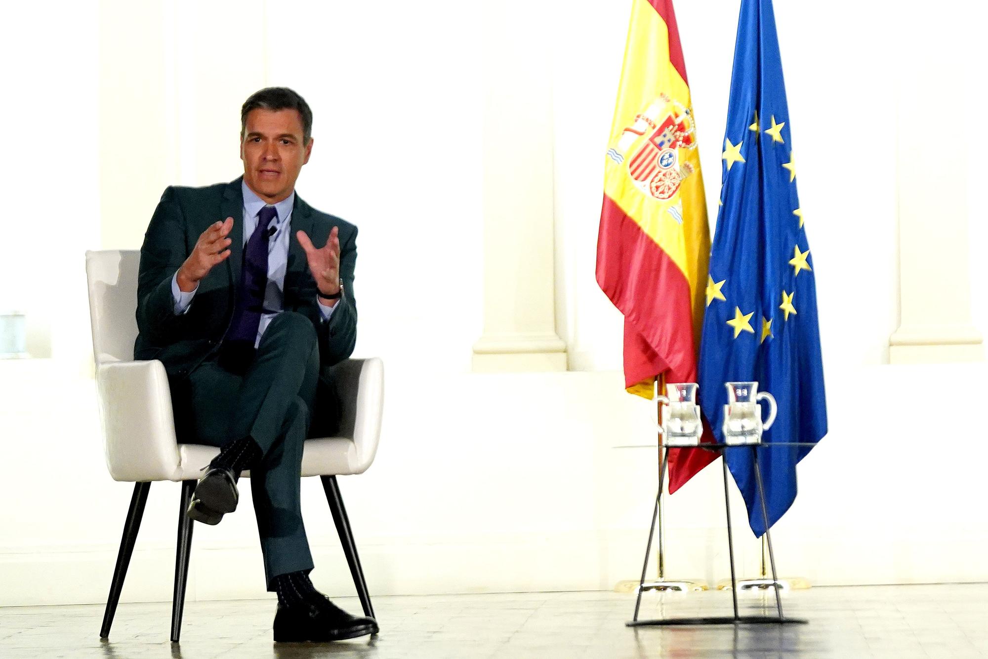 Pedro Sánchez mantiene un diálogo con el Premio Nobel en Ciencias Económicas 2019, Abhijit Binayak Banerjee,