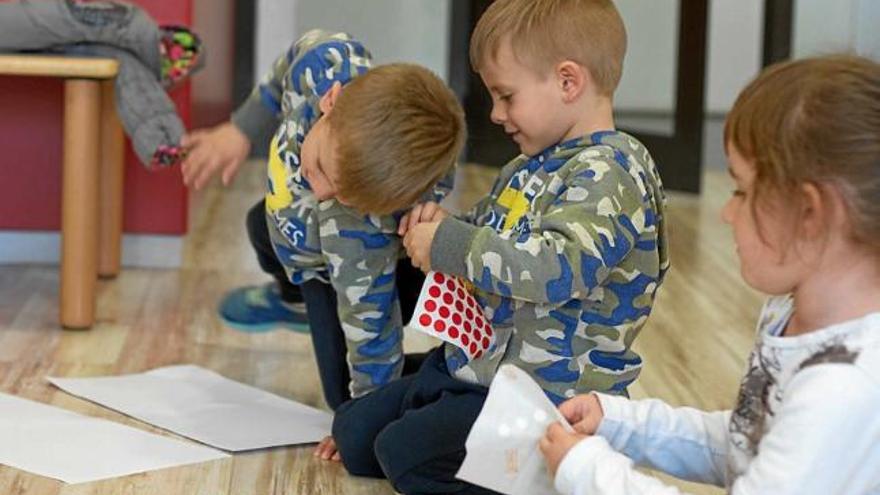 Infants participant en un taller organitzat a les instal·lacions de l&#039;Ateneu les Bases