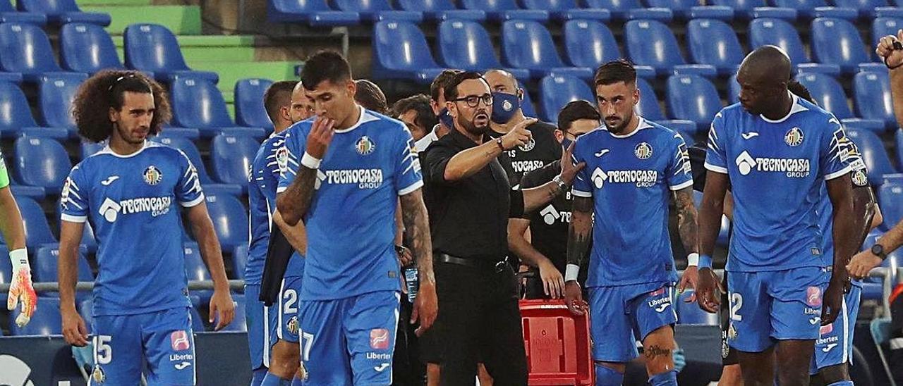 José Bordalás, entrenador del Getafe, dando instrucciones.