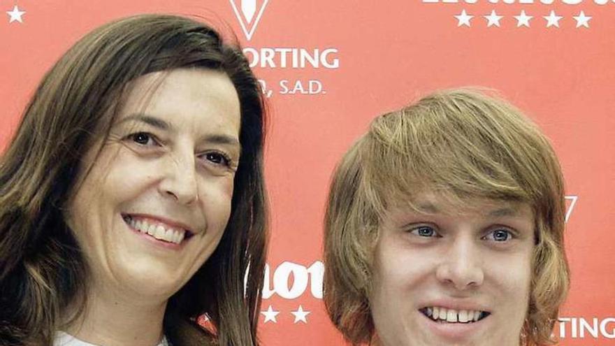 Halilovic recibe el trofeo de manos de Ana Argote.