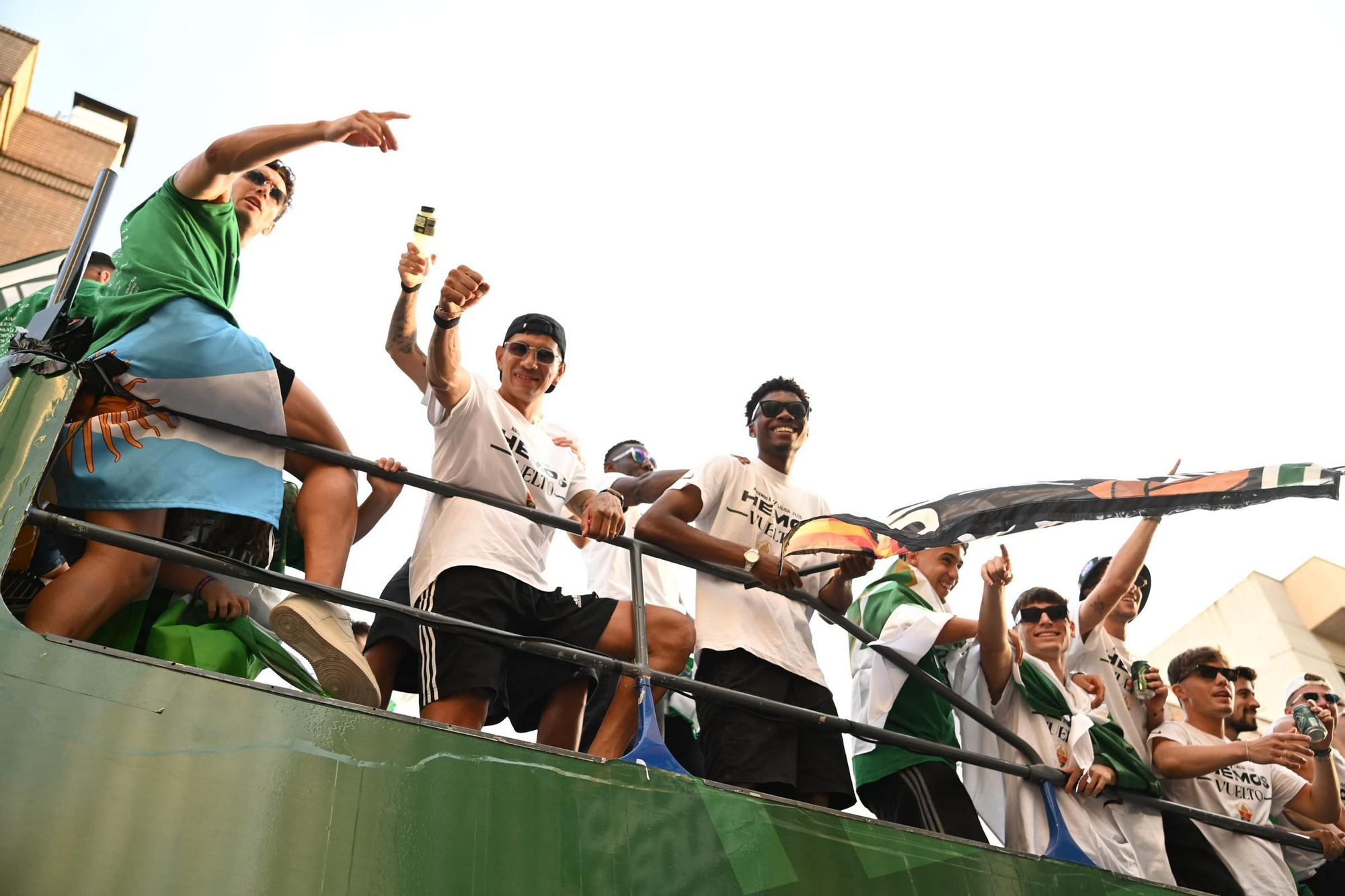 El Elche CF celebra el ascenso a Primera con una rúa en autobús hasta la Plaça de Baix